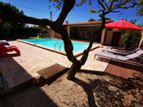 Gîtes avec grande piscine et sa terrasse privative